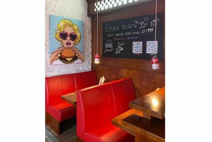 Überall im Gastraum hängen Bilder im Popart Stil á la Andy Warhol.