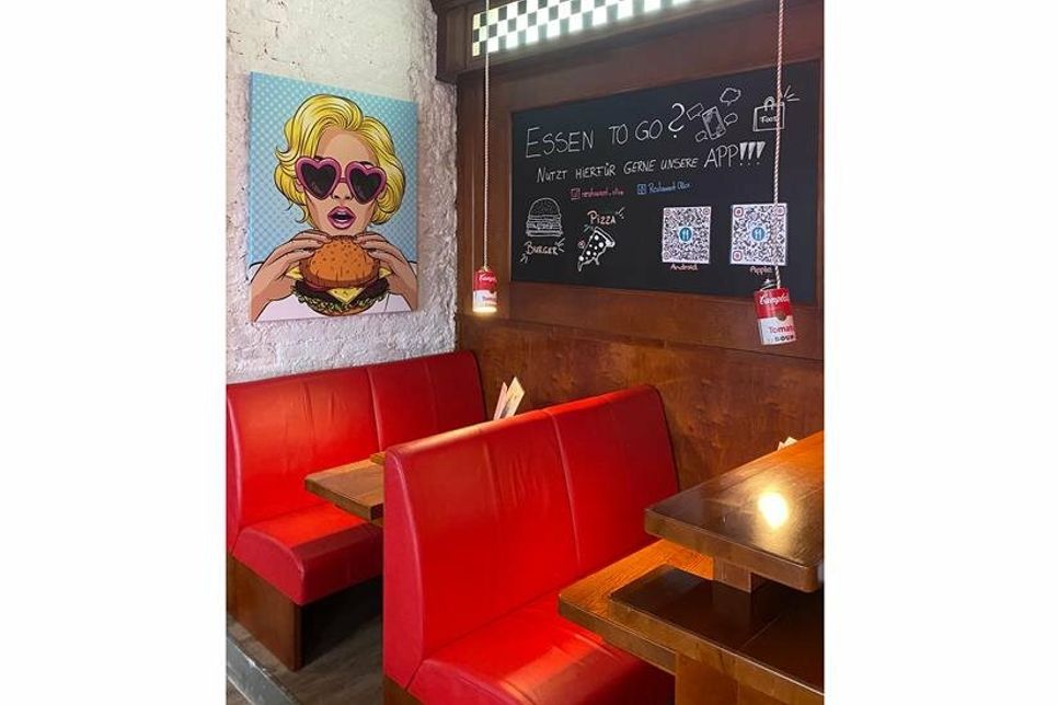 Überall im Gastraum hängen Bilder im Popart Stil á la Andy Warhol.
