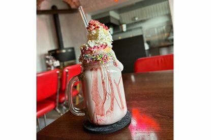 Auf der Karte gibt es leckere Milchshakes in den Geschmacksrichtungen Erdbeer, Vanille und Schokolade.
