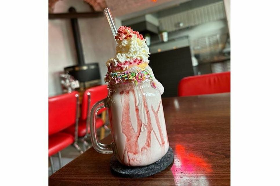 Auf der Karte gibt es leckere Milchshakes in den Geschmacksrichtungen Erdbeer, Vanille und Schokolade.