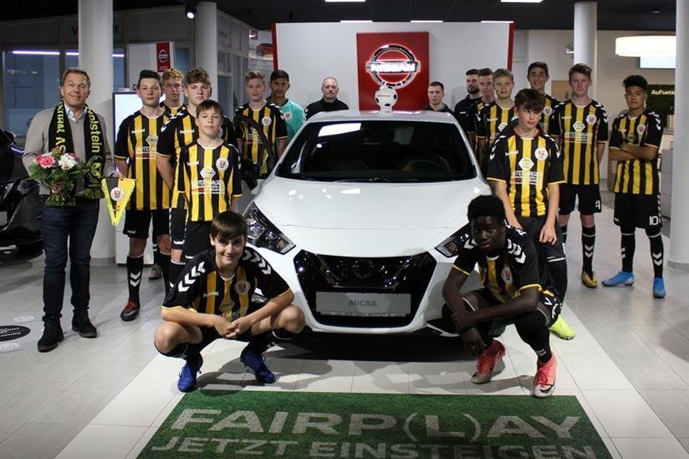 Neustadt. Die U15-Fußballer der C-Jugend des TSV Neustadt freuen sich über einen neuen Trikotsatz, der von Auto Hagen Nissan in Neustadt gespendet wurde. Spieler und Trainer bedankten sich bei Markus Hagen mit Blumen, Schal und Wimpel für sein Engagement. Die neue Spielkleidung wurde im Heimspiel gegen SV Preußen Reinfeld mit einem Sieg eingeweiht. Die U15 belegt in der Landesliga Holstein, der zweithöchsten Spielklasse des Landes, zurzeit den 5. Tabellenplatz. (red)