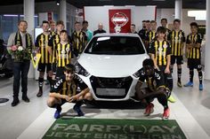 Neustadt. Die U15-Fußballer der C-Jugend des TSV Neustadt freuen sich über einen neuen Trikotsatz, der von Auto Hagen Nissan in Neustadt gespendet wurde. Spieler und Trainer bedankten sich bei Markus Hagen mit Blumen, Schal und Wimpel für sein Engagement. Die neue Spielkleidung wurde im Heimspiel gegen SV Preußen Reinfeld mit einem Sieg eingeweiht. Die U15 belegt in der Landesliga Holstein, der zweithöchsten Spielklasse des Landes, zurzeit den 5. Tabellenplatz. (red)