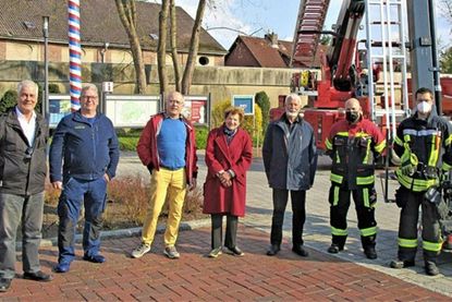 Bürgermeister Gerd Radisch, Beisitzer Mathias Militzer, der 2. Vorsitzende des HGV Josef Pollmann, Ehrenbürgerin Hannelore Fojut, Bürgervorsteher Ernst-Peter Schütt sowie von der Freiwilligen Feuerwehr Michael Knickrehm und Till Arens (v. l.).