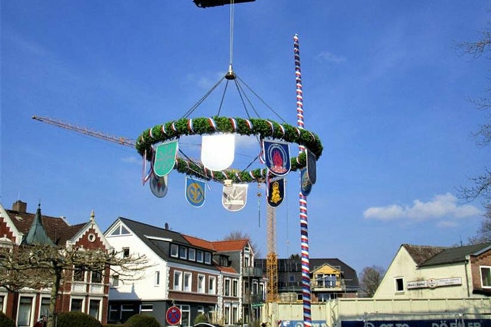 Der Kranz wird nach oben gezogen.