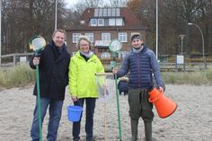 C.F. Janus-Geschäftsführer Thorsten Schmidt (lks.) mit Umwelthaus-Leiterin Martina Stapf und FÖJ-ler Jeremias Starck können sich bald über neue Arbeitsgeräte freuen.