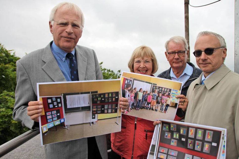 Mit Freude erinnerten sie sich an den Malwettbewerb: Landrat Reinhard Sager, Bettina Hagedorn, Schönwaldes Bürgermeister Hans-Alfred Plötner und Vorstandsvorsitzender Sparkasse Holstein Dr. Martin Lüdiger (v. lks.).