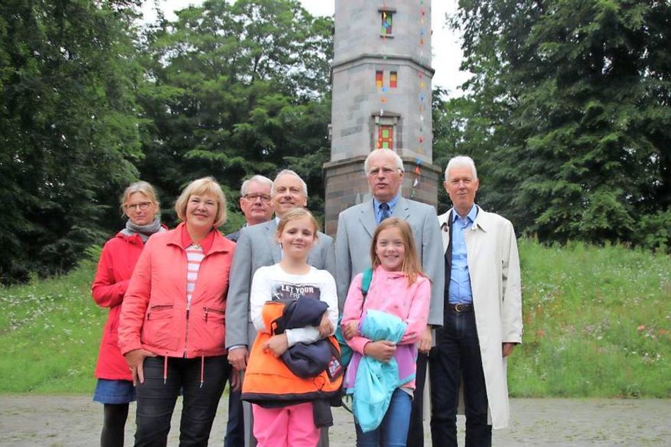 Stolz zeigten sich Doris Jürs, Bettina Hagedorn, Hans-Alfred Plötner, Dr. Martin Lüdiger, Reinhard Sager und Torsten Ewers (v. lks.) vorm Elisabeth-Turm.