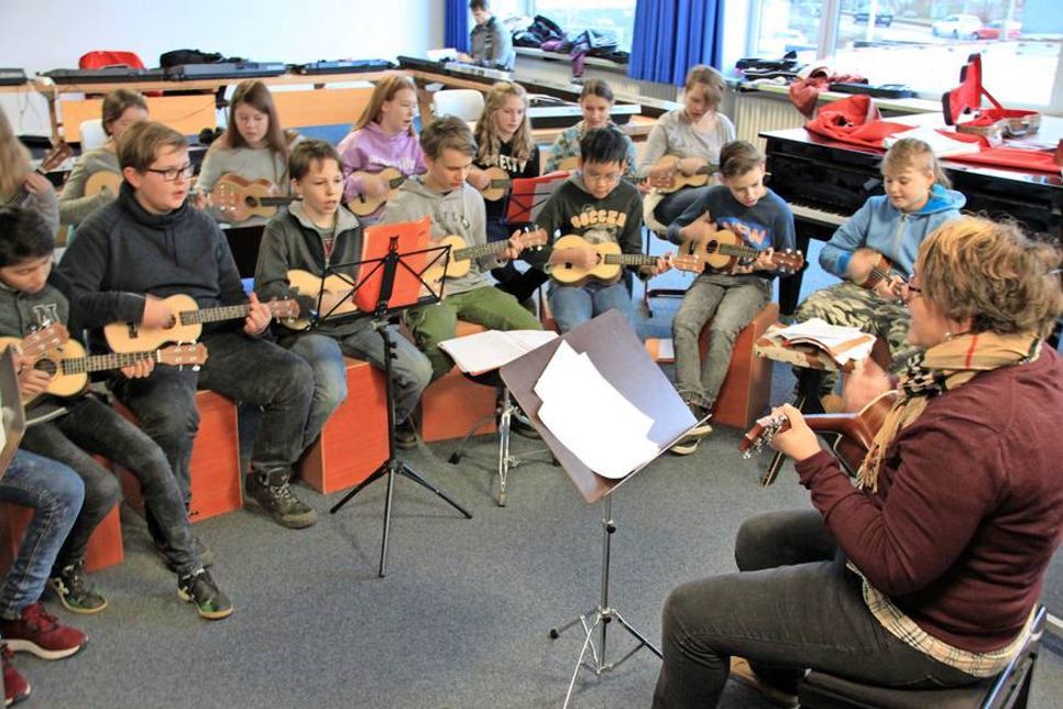 Das leicht erlernbare Instrument ermöglicht es den Schülern, dass sie von Anfang an im Klassenverband miteinander musizieren und zum gemeinsamen Gesang begleiten können.
