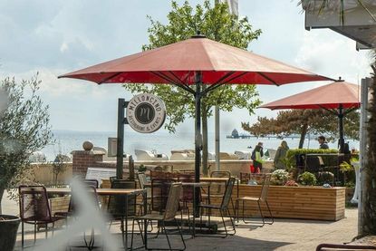 90 Plätze außen und 50 innen: Inhaber Mirsad Zagovic setzt auf die Kombination von mediterraner Küche mit regionalen Produkten.