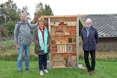 Eckhard Mittmann, Martina Heckel und Dr. Horst Pasenau (v. lks.) mit dem Prototyp einer Nisthilfe in der Kleingartenanlage Pfannkuchenberg.