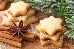Im Kreis Ostholstein sind Zimtsterne eine beliebte Spezialität in der Weihnachtsbäckerei. Neben der besonderen Geschmacksnote regt die namensgebende Zutat auch den Appetit an, fördert die Verdauung und hilft bei Magen-Darm-Beschwerden.