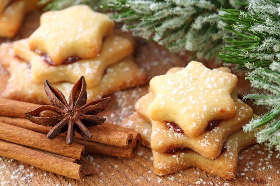Im Kreis Ostholstein sind Zimtsterne eine beliebte Spezialität in der Weihnachtsbäckerei. Neben der besonderen Geschmacksnote regt die namensgebende Zutat auch den Appetit an, fördert die Verdauung und hilft bei Magen-Darm-Beschwerden.
