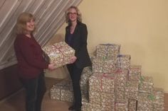 Die Präsidentin des Rotary Clubs Neustadt-Ostsee, Nina Hiller (re.), übergibt die liebevoll gepackten Pakete an Ute Schielmann-Ziehm, Mitglied des Vorstands des Kinderschutzbundes.