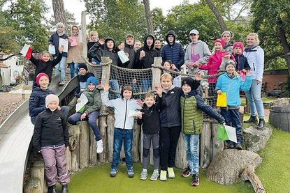 Gruppenfoto der Golf-Jugend, die beim Jahresabschluss-Turnier auf der Adventure-Anlage „Strandgolfer“ teilgenommen haben.