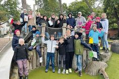 Gruppenfoto der Golf-Jugend, die beim Jahresabschluss-Turnier auf der Adventure-Anlage „Strandgolfer“ teilgenommen haben.