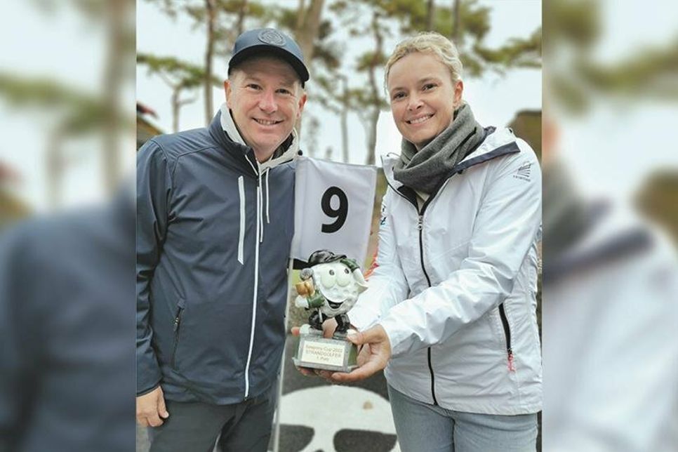 Golftrainer Paul Dyer und Johanna Schütz vom „Strandgolfer“ mit dem Pokal des „Seepony-Cups“.
