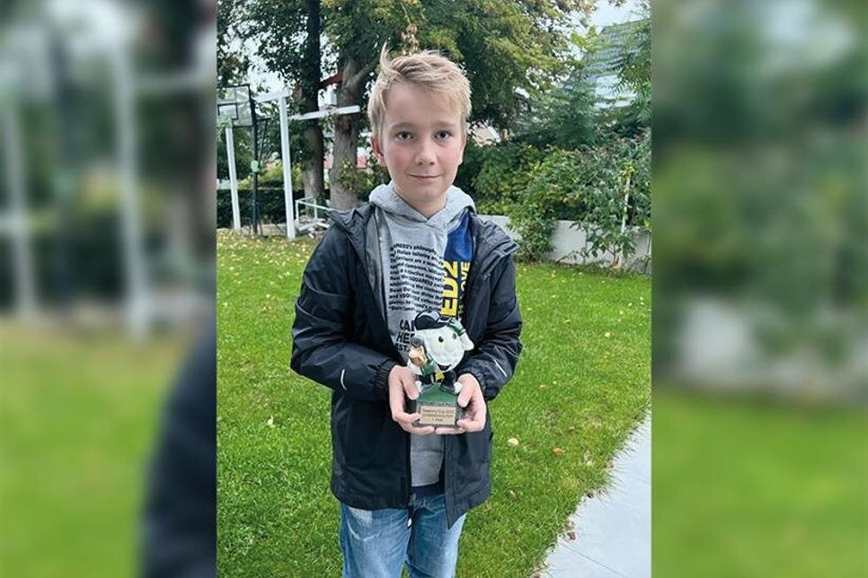 Mads Noordink (Altersklasse 12) hat mit 44 Schlägen den „Seepony-Cup“-Pokal gewonnen.