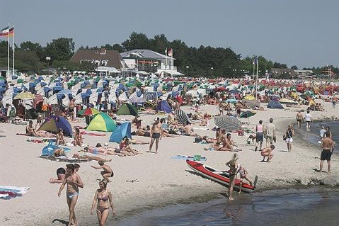 Spaß am Strand bei herrlichem Sommerwetter.