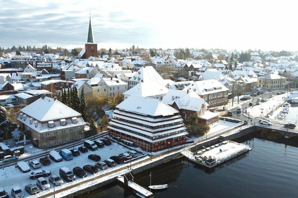 Der Blick auf die Stadt Neustadt vom Binnenwasser.