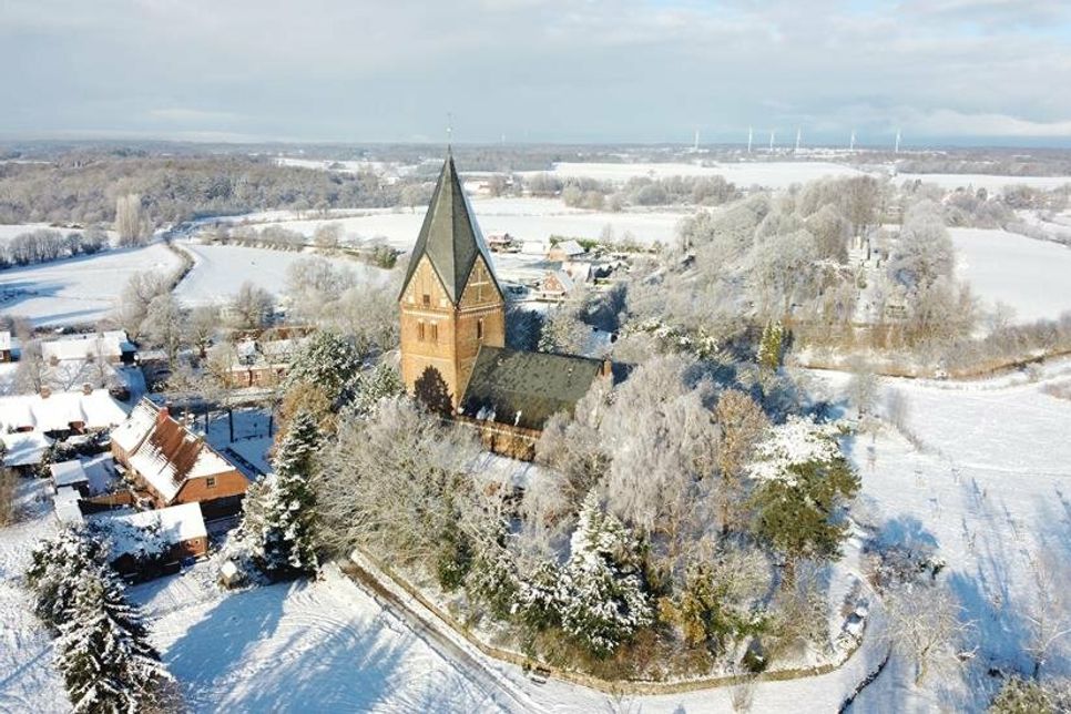 Ein Blick auf die Basilika in Altenkrempe (oben) und vom Binnenwasser über den Pagodenspeicher auf die Stadt Neustadt (unten).
