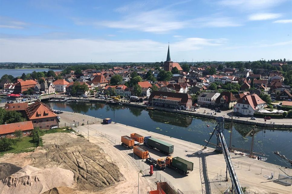 Imposanter Blick auf den Hafen mit dem Stadtbild im Hintergrund.