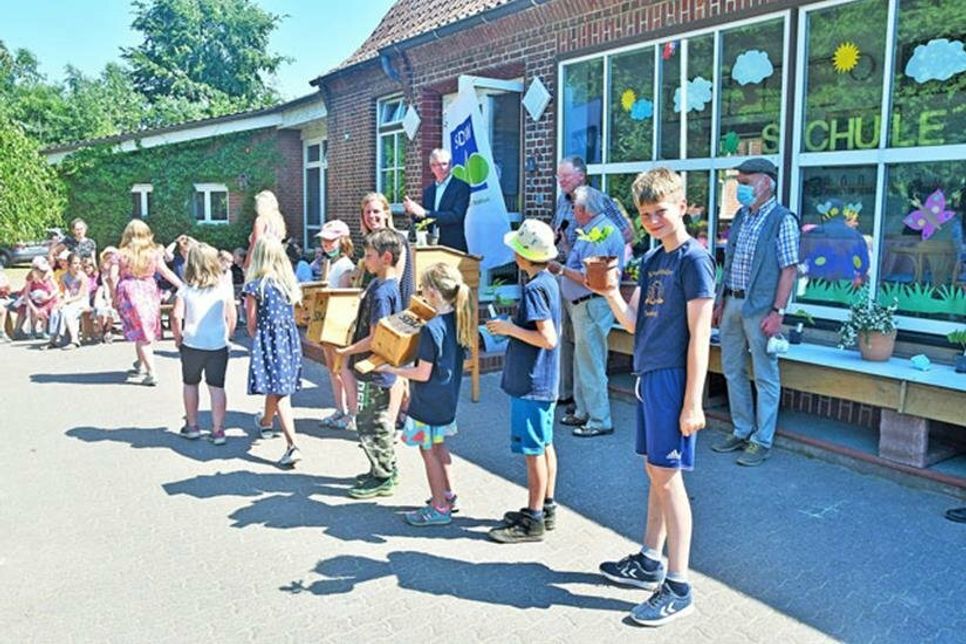 Die Geschenke des Kreisverbandes der SDW für die Schule Seekrug: drei Nistkästen, Eichen und 200 Euro.