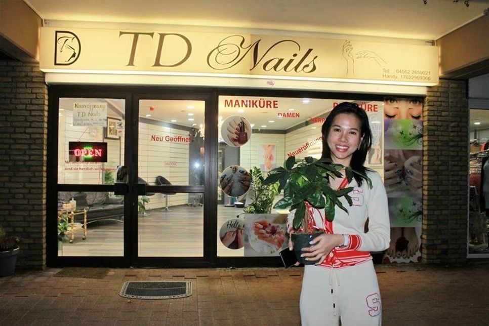 Inhaberin Thi Ngoc Minh Dinh vor ihrem neuen Nagelstudio in der Wicheldorfstraße 20.