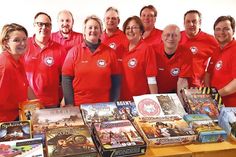 VVereinsgründer und Neumitglieder präsentieren beim ersten gemeinsamen Fototermin im Clubhaus des TSV Travemünde ihre Lieblingsspiele. Hierbei tragen alle stolz ihre neu gestalteten Vereins-Poloshirts inklusive Vereinslogo und eigenem Namen.