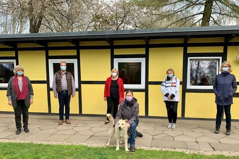 Bettina Hagedorn (hinten Mitte) zu Gast im Tierheim Lübbersdorf bei „Tierheim-Chefin“ Christina Mann (vorne) - begleitet von der SPD-Kreisvorsitzenden Gabriele Freitag-Ehler (2. v. re.) und dem SPD-Ortsvereinsvorsitzenden aus Oldenburg Lennart Maaß (2. v. lks.).