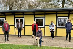 Bettina Hagedorn (hinten Mitte) zu Gast im Tierheim Lübbersdorf bei „Tierheim-Chefin“ Christina Mann (vorne) - begleitet von der SPD-Kreisvorsitzenden Gabriele Freitag-Ehler (2. v. re.) und dem SPD-Ortsvereinsvorsitzenden aus Oldenburg Lennart Maaß (2. v. lks.).