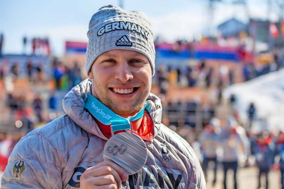 Grund zur Freude bei Nico Walther, der im Viererbob auf den Silberrang raste.