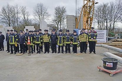 Der große Tag ist endlich da. Die Freiwillige Feuerwehr Stockelsdorf ist mit ihren Gästen aus den umliegenden Wehren  zum offiziellen Teil der Feierlichkeiten angetreten.