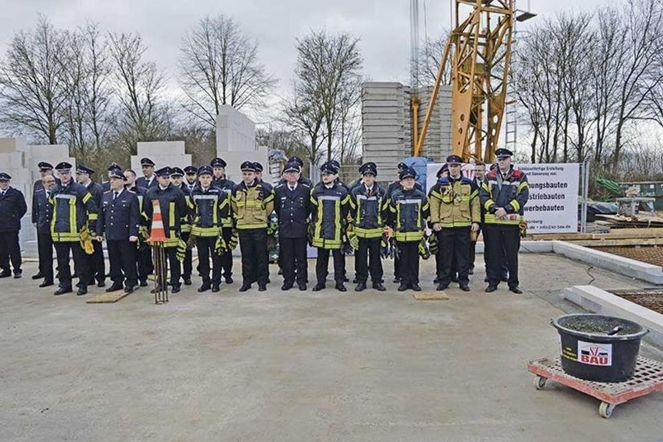 Der große Tag ist endlich da. Die Freiwillige Feuerwehr Stockelsdorf ist mit ihren Gästen aus den umliegenden Wehren  zum offiziellen Teil der Feierlichkeiten angetreten.