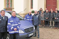 Stefan Lettow (vorne v.l.) vom Kreisfeuerwehrverband, Marc Meiritz von der Notfallseelsorge der Röm.-Kath. Kirche, Christopher Noll von der Notfallseelsorge des Ev.-Luth. Kirchenkreises, Peter Ernst vom Kreisverband Deutsches Rotes Kreuz und Propst Dirk Süssenbach ((hinten auf der Treppe links) freuen sich über den Zuschuss, den die Vertreter der Kommunen jetzt in Neustadt übergaben.