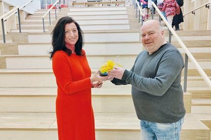 Bürgermeisterin Bettina Schäfer überreicht Schulleiter Stephan Wiese nicht nur den Schlüssel für die neue Schule, sondern auch eine Schultüte zum Start.