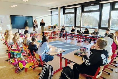 Der Schulbetrieb in dem neuen Gebäude läuft seit dem 8. Januar. Hier ein Blick in den Unterricht im hellen Klassenraum der 4b.