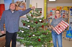 Uwe Hackel, Inhaber des Ostsee-Shops in Haffkrug, und Mitarbeiterin Jeannette Dworacek unterstützen den Kinderschutzbund.