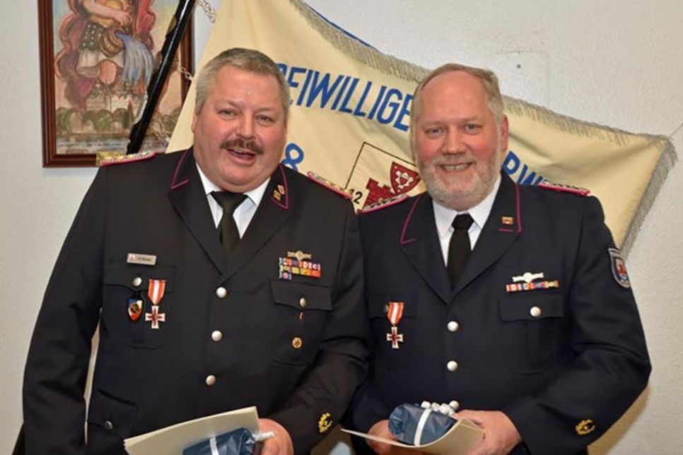 Horst Stüwe und Ingo Schmäling wurden für 40 Jahre aktive Dienstzeit geehrt.
