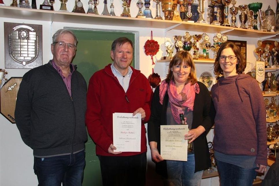 Gerhard Ahrens (lks.) und Bente Grimm (re.) ehrten die langjährigen Mitglieder Rüdiger Richter und Christiane Lehmann.
