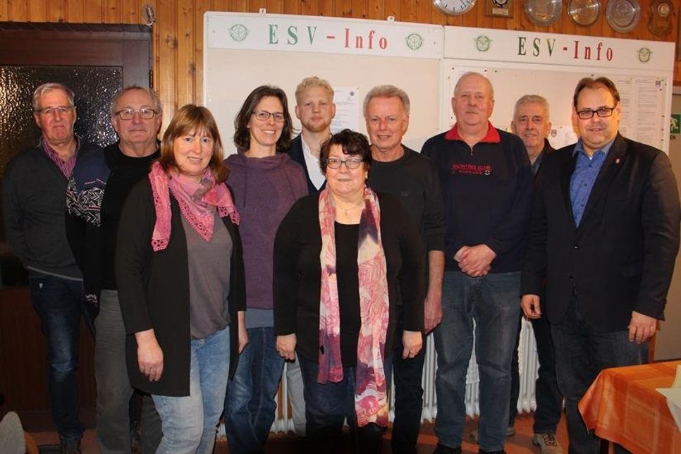 Der ehemalige Vorsitzende Gerhard Ahrens mit Spartenleiter Angeln Jürgen Nitze, Kassenwartin Christiane Lehmann, Schriftführerin Bente Grimm, dem 2. Vorsitzenden Dennis Kohrt, Beisitzerin Gisela Schnoor, Beisitzer Karl-Ludwig Staack sowie dem 1. Vorsitzenden Detlef Schnoor, Spartenleiter Tischtennis Hobbys Karl-Heinz Flackus und Bürgermeister Mirko Spieckermann (v. lks.)