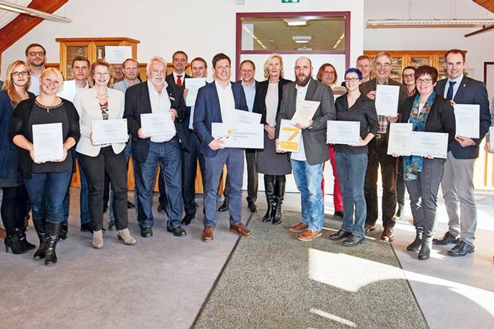 Mit Klimaschutzmanager Alexander Herrberger (mittig im Vordergrund rechts) nahm Ratekaus Bürgermeister Thomas Keller (mittig im Vordergrund links) in Rendsburg entgegen.