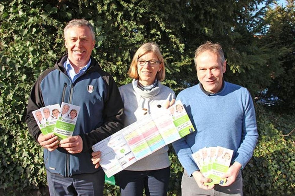 Wolfgang Ruge, Birgit Kamrath-Beyer und Dr. Axel Armbrecht stellten am Freitag den Flyer zum Gesundheitssporttag vor. Sie hoffen mit diesem Tag viele Mitstreiter mobilisieren zu können, um als Vorreiter in Ostholstein den Gesundheitssport flächendeckend in den Sportvereinen etablieren zu können und somit allen Bevölkerungsschichten ein wirksamen Mittel zur eigenverantwortlichen Gesundheitsvorsorge an die Hand geben zu können.