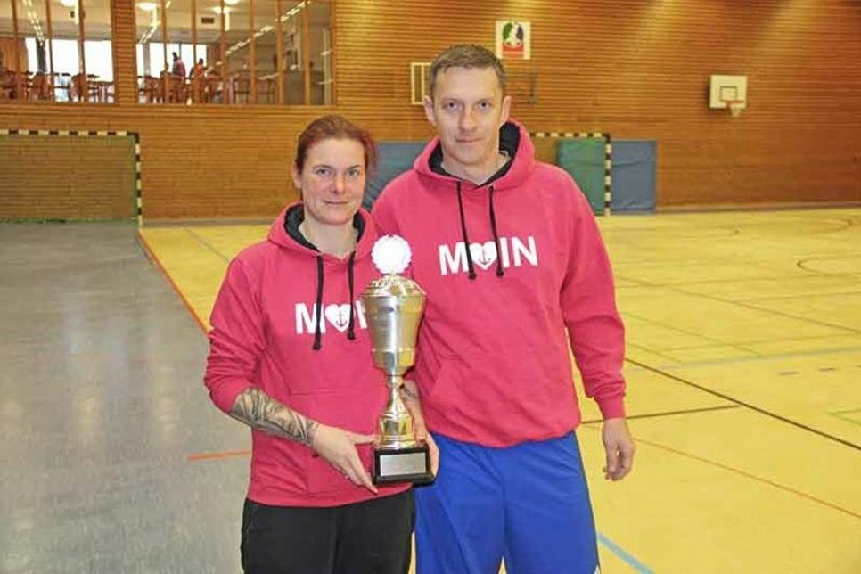 Sarah Schmidt und Dennis Ruge vom Team „Weissenhäuser Strand“ starteten als Titelverteidiger in das Turnier. Mit ihrer Mannschaft sind sie auf dem Siegerpokal verewigt.