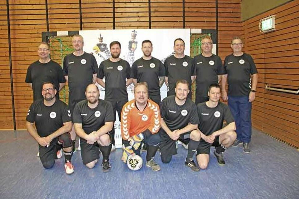 Das Team der St. Johannis Gilde trat in diesem Jahr auf Kosten der Oldenburger St. Johannis Toten- und Schützengilde von 1192 e.V. komplett neu eingekleidet zum Turnier an. Die Ältermänner Hans-Peter Flindt, Uwe Wolters und Karsten Prokoph wünschten dem Team unter Trainer Manfred Jugert (seit dem 1. Oldie Fun Cup 1996 dabei) ein erfolgreiches Turnier.