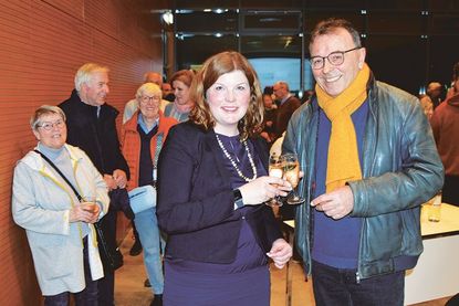 Natürlich zählte auch Stockelsdorfs Bürgervorsteher Manfred Beckmann zu den Ersten, die Julia Samtleben zum Wahlsieg gratulierten.