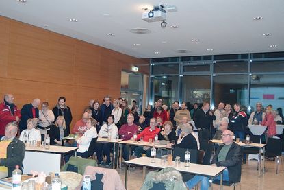 Zahlreiche Interessierte hatten sich am Wahlabend im Sitzungssaal eingefunden, um die Ergebnisse live mitzuverfolgen.