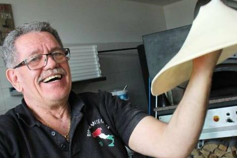 Inhaber Nicola Fantasia ist professioneller Pizzameister. Die lecker zubereiteten Pizzavariationen werden in einem original italienischen Steinbackofen gebacken.