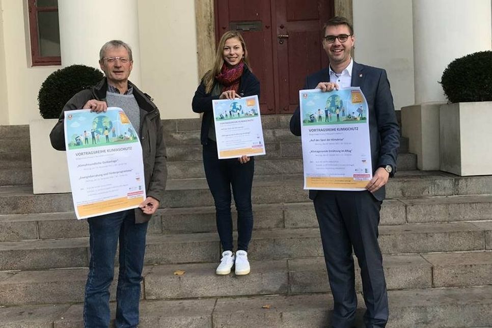 Präsentation der Veranstaltungsplakate: Erster Stadtrat Sebastian Schmidt, Nachhaltigkeitsmanagerin Lina Koop und Umweltschutzbeauftragter Eckhard Mittmann (v. re.).