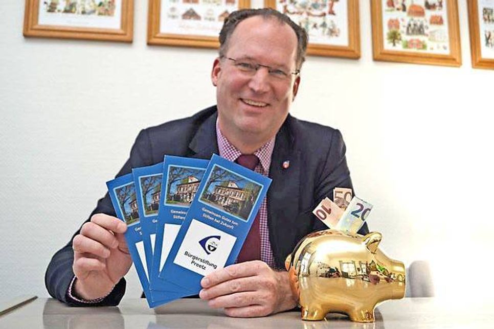 Das symbolische „Bürgerstiftungs-Sparschwein“ ist voll. 5000 Euro warten darauf, einem guten Zweck zugut zu kommen. Alle Preetzer Bürgerinnen und Bürger sind dazu aufgerufen, bis zum 1. Februar 2017 geeignete Vorschläge zu machen oder sich zu bewerben.