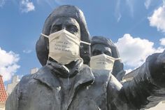 Diese beiden Neustädter Jungs müssen grundsätzlich keine Maske tragen, sie gehen aber mit gutem Beispiel voran.